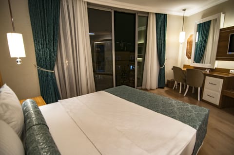 Standard Double or Twin Room, City View | Premium bedding, minibar, in-room safe, desk