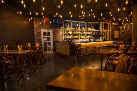 2 bars/lounges