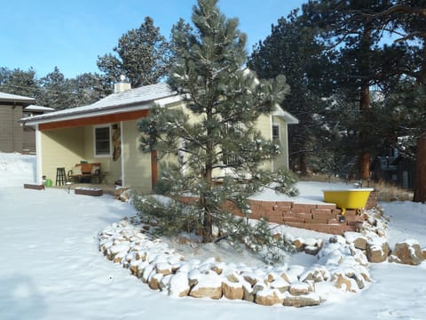 Cabin 1910 outside, winter.