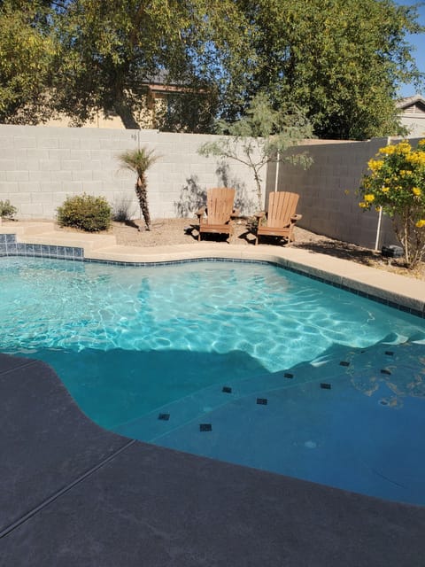Steps down to pool. Deep end is 6ft