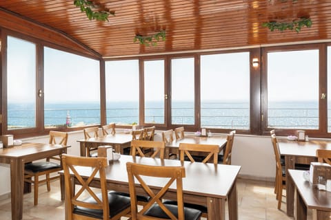 2 restaurants; breakfast, lunch, and dinner served