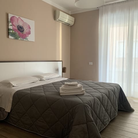 2 bedrooms, premium bedding, in-room safe, soundproofing