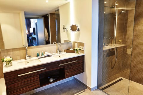 Suite | Bathroom | Free toiletries, hair dryer, slippers, towels