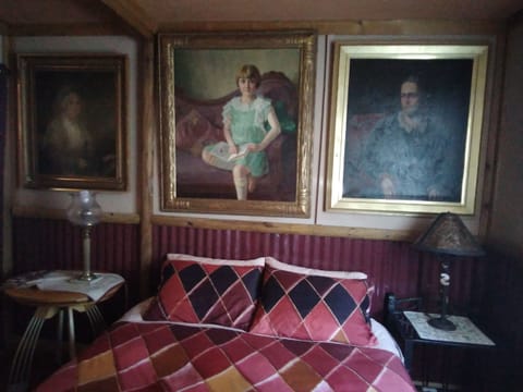 queen size bed in the bedroom 