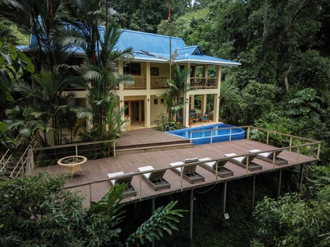 Vista casa y piscina