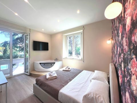Luxury Double Room, Hot Tub | In-room safe, individually decorated, individually furnished, desk
