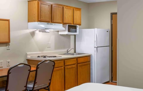 Standard Studio, 1 Double Bed, Non Smoking, Refrigerator & Microwave | Private kitchen | Full-size fridge, microwave, stovetop, freezer