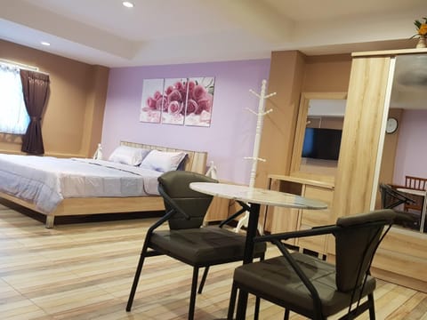 In-room safe, soundproofing, free WiFi, bed sheets