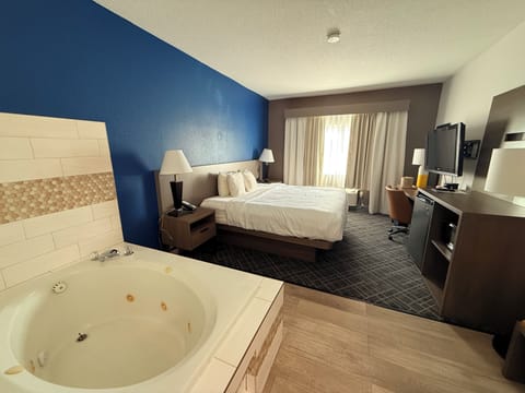 Room, 1 King Bed, Non Smoking (In-Room Whirlpool) | Desk, iron/ironing board, free WiFi, bed sheets
