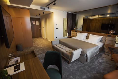 Deluxe Double or Twin Room | Minibar, in-room safe, desk, soundproofing