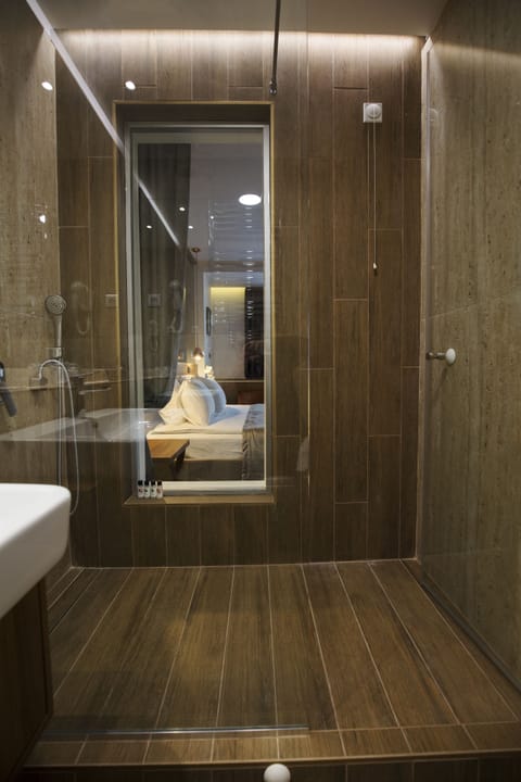 Deluxe Apartment, 1 Bedroom | Bathroom | Shower, free toiletries, hair dryer, towels