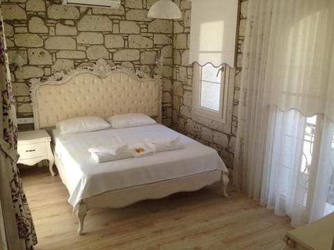 Minibar, desk, iron/ironing board, free WiFi