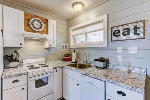 Oak | Private kitchen | Toaster, cookware/dishes/utensils