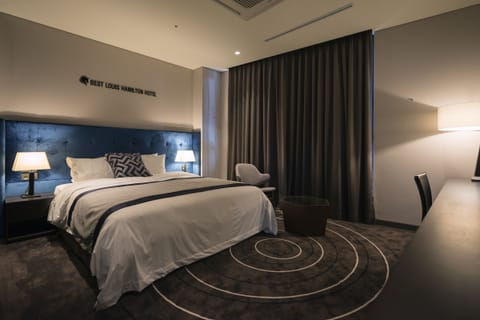 Premium bedding, down comforters, minibar, in-room safe