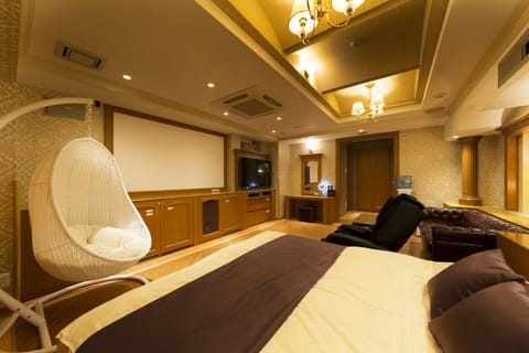 Junior Suite | Premium bedding, soundproofing, WiFi (free)
