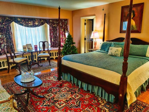 Premier Room, 1 King Bed | Individually decorated, individually furnished, iron/ironing board