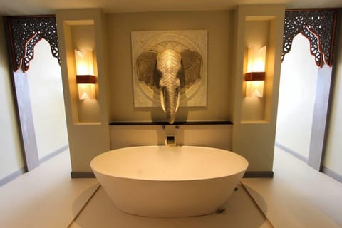 Grand Deluxe Room with Sea View | Deep soaking bathtub