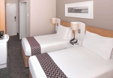 Standard Twin Room | In-room safe, desk, soundproofing, iron/ironing board