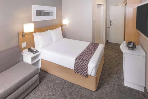Standard Double Room | In-room safe, desk, soundproofing, iron/ironing board