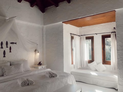 Deluxe Suite | Minibar, in-room safe, iron/ironing board, free WiFi