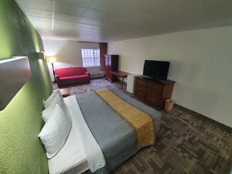 Standard Room, 1 King Bed, Non Smoking | Desk, laptop workspace, iron/ironing board, free WiFi