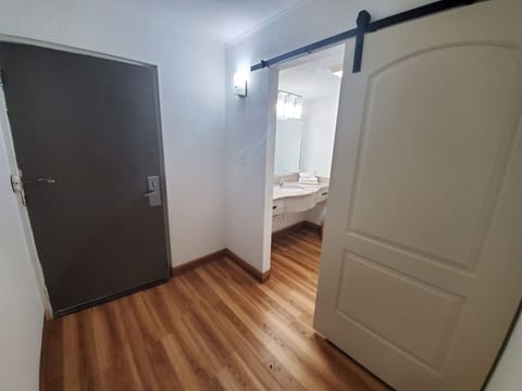 Combined shower/tub, towels, soap, shampoo