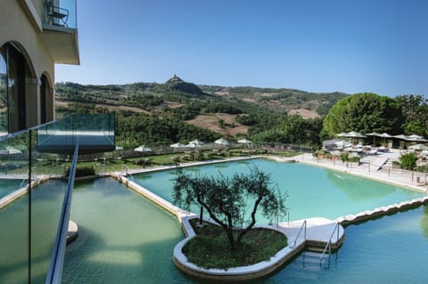 Indoor pool, 2 outdoor pools