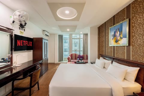 Deluxe Double Room | Minibar, in-room safe, blackout drapes, iron/ironing board