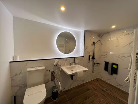 Deep soaking tub, eco-friendly toiletries, hair dryer, towels