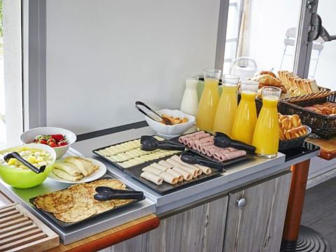 Daily buffet breakfast for a fee