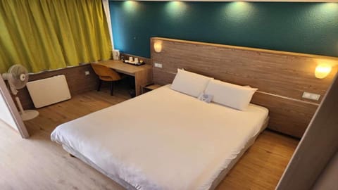 Desk, free cribs/infant beds, rollaway beds, free WiFi