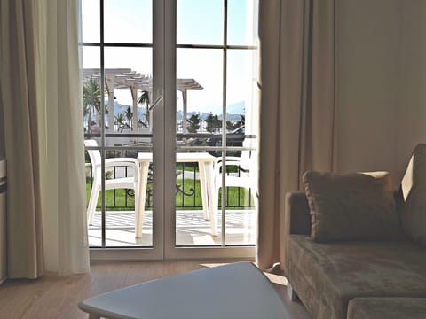 Hypo-allergenic bedding, in-room safe, desk, blackout drapes