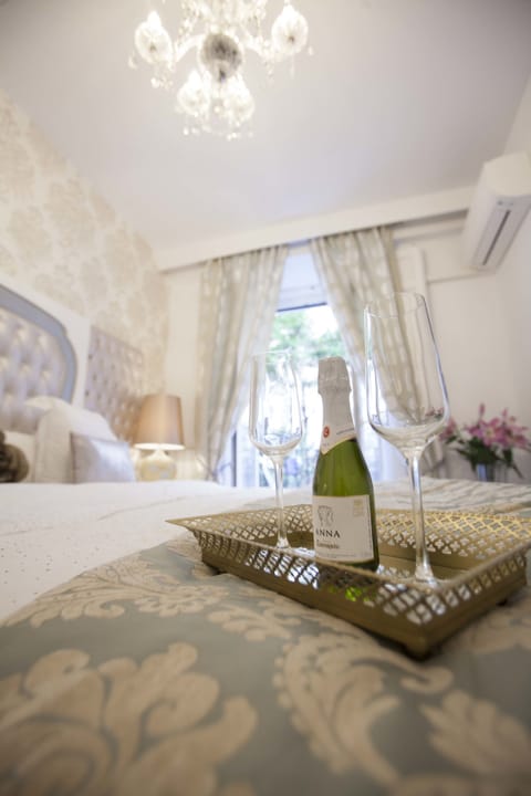 Suite, 1 King Bed | Minibar, in-room safe, desk, blackout drapes