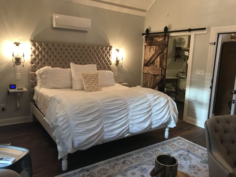 Romantic Suite, 1 King Bed, Fireplace | Egyptian cotton sheets, premium bedding, Tempur-Pedic beds, in-room safe