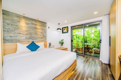 Deluxe Studio | In-room safe, desk, blackout drapes, WiFi (free)