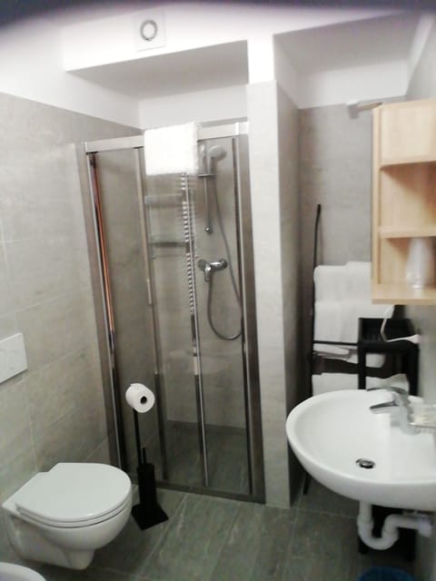 Triple Room | Bathroom | Shower, free toiletries, hair dryer, bidet