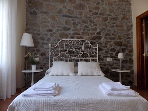 Comfort Room, 1 Queen Bed, Private Bathroom | Desk, blackout drapes, rollaway beds, free WiFi