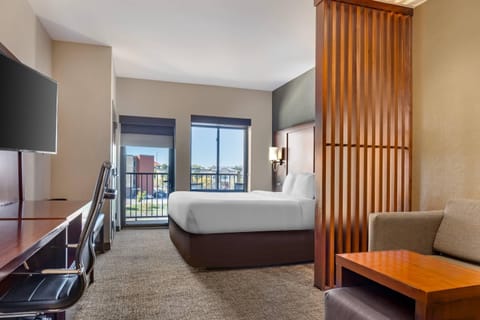 Suite, 1 King Bed, Non Smoking, Balcony | Premium bedding, desk, laptop workspace, iron/ironing board