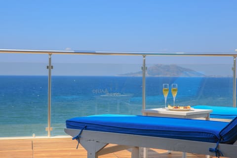 Deluxe Condo | Terrace/patio