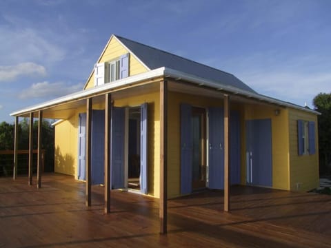 Sea Cliff Cottage a fun romantic getaway near Surfers Beach,Eleuthera Bahamas