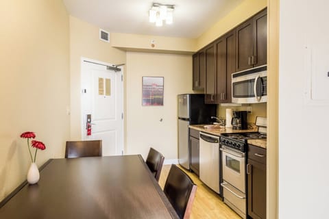 Premium bedding, desk, iron/ironing board, free rollaway beds