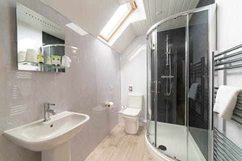 Combined shower/tub, hair dryer, towels