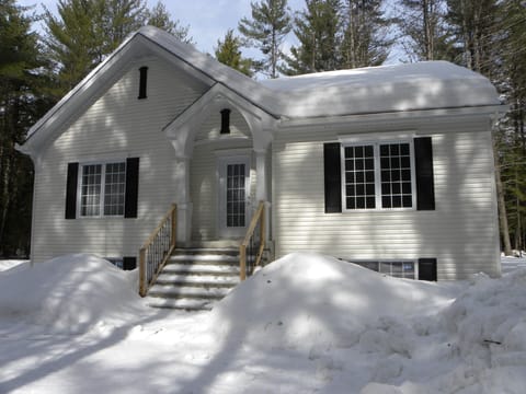 Cottage front view- winter / Vue de face du chalet - hiver