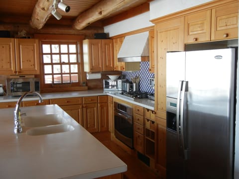 Fully Stocked Gourmet Kitchen With Stainless Steel Appliances