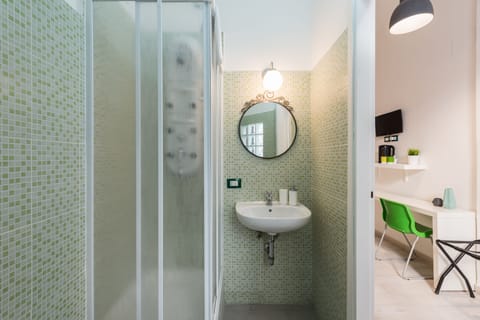 Comfort Double Room | Bathroom | Free toiletries, hair dryer, bathrobes, bidet