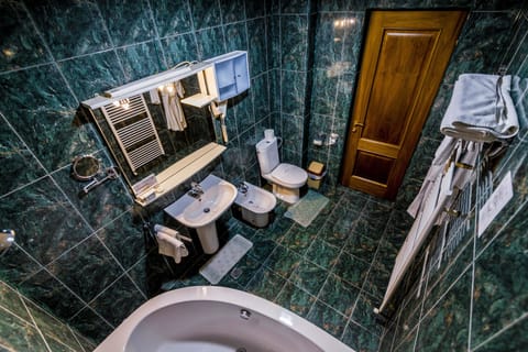 Executive Suite | Bathroom | Free toiletries, hair dryer, bathrobes, slippers