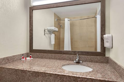 Combined shower/tub, towels