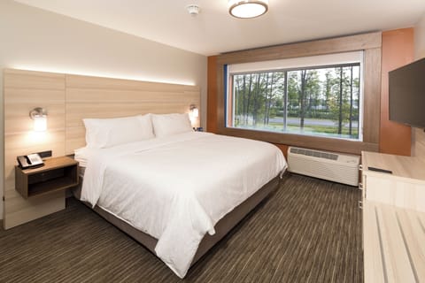 Tempur-Pedic beds, desk, laptop workspace, WiFi (free)