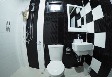 Shower, free toiletries, towels