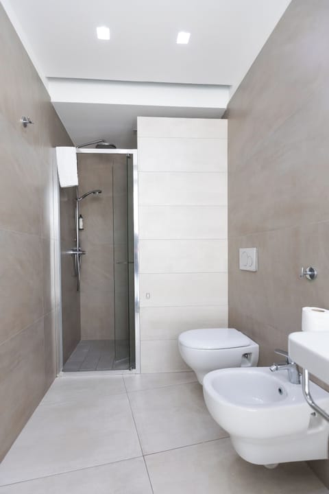 Deluxe Double Room | Bathroom | Shower, free toiletries, hair dryer, towels